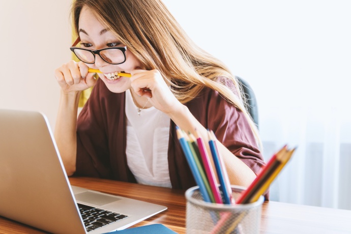 Young woman in front of the computer