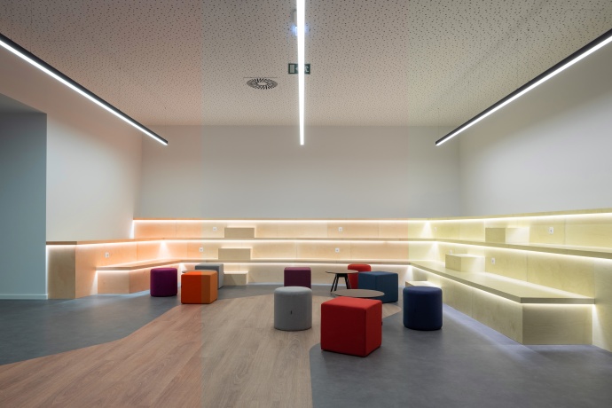 Room with lighting in different shades