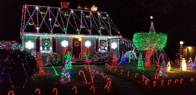 Casa com decorações natalícias no exterior