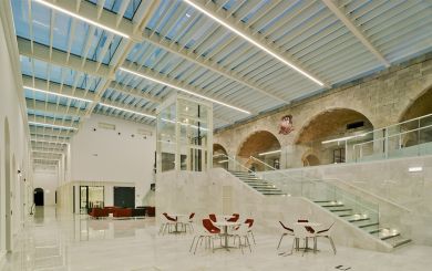 Átrio da Universidade de Gibraltar com iluminação Tromilux