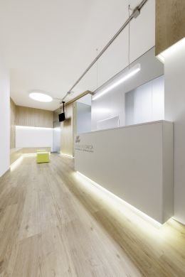 Cabinet dentaire avec éclairage Tromilux Cabinet dentaire avec éclairage Tromilux
