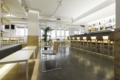 Restaurant avec espace bar éclairé par Tromilux Restaurant avec espace bar éclairé par Tromilux