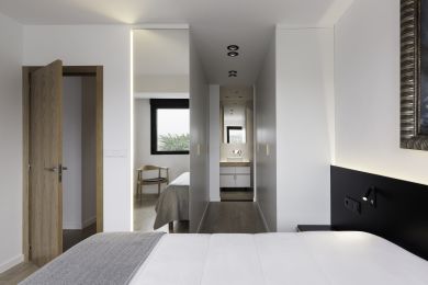 Pasillo de la habitación con baño.