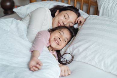 Madre e hija sonrientes durmiendo Madre e hija sonrientes durmiendo