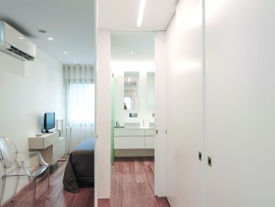 Dormitorio en suite con espejo iluminado