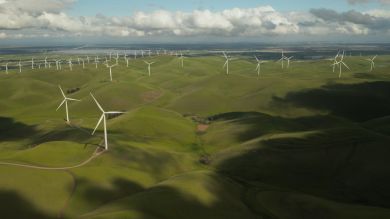 Zona ampla e verde com energia eólica 