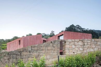 casa moderna em betão dentro de ruína