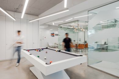 Collègues de bureau jouant au billard Collègues de bureau jouant au billard