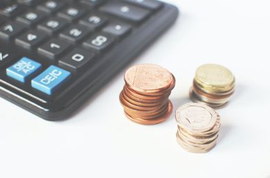 image avec pièces et calculatrice image avec pièces et calculatrice